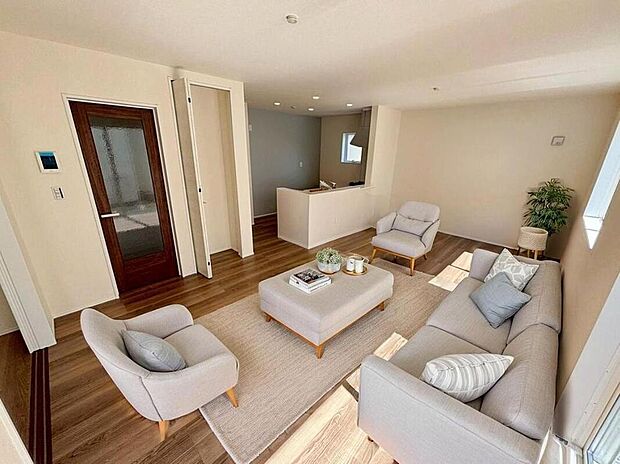 3号棟
陽光ふりそそぐ明るい17帖のリビング。
対面式キッチンは、家事をしながら家族の様子が一目でわかる安心&便利設備♪
※家具をCGで加工しています。家具付き販売ではございません。