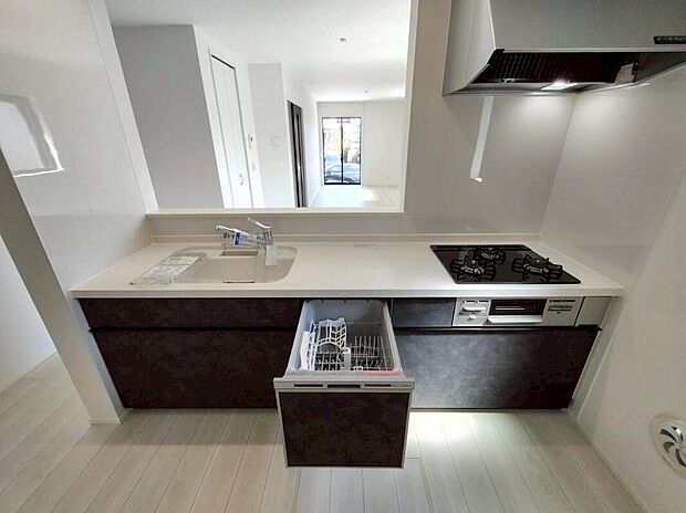 1号棟
収納力豊富なシステムキッチン。
大型スライド収納付きで、すっきり片付けやすいキッチンです。
床下収納もついています♪