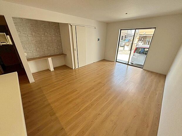 陽光ふりそそぐ明るい17帖のリビング。
対面式キッチンは、家事をしながら家族の様子が一目でわかる安心&便利設備♪