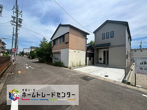 前面は、北側約６．０ｍの道路に接道しています。
ゆとりがあり、落ち着いて駐車が可能です。
しっかり舗装されているので、ベビーカー等で通っても安心です♪