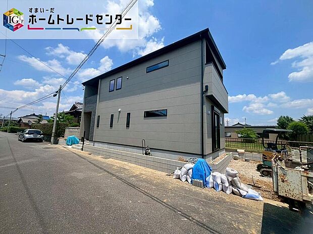 前面道路は交通量の少ない　西側約５．９８ｍの道路です。
ゆとりがあり、駐車時もゆっくりと落ち着いて行える立地環境になっています♪