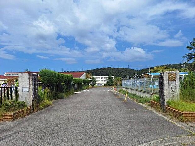 瀬戸市立下品野小学校まで1400m

