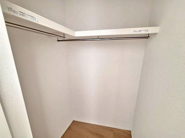 ウォークインクローゼット
大きな荷物も収納可能なウォークインクローゼット付き！
季節ごとの入れ替え不要な嬉しい設備
になっています♪
お洋服をたくさんお持ちの方でもたっぷり収納できます。