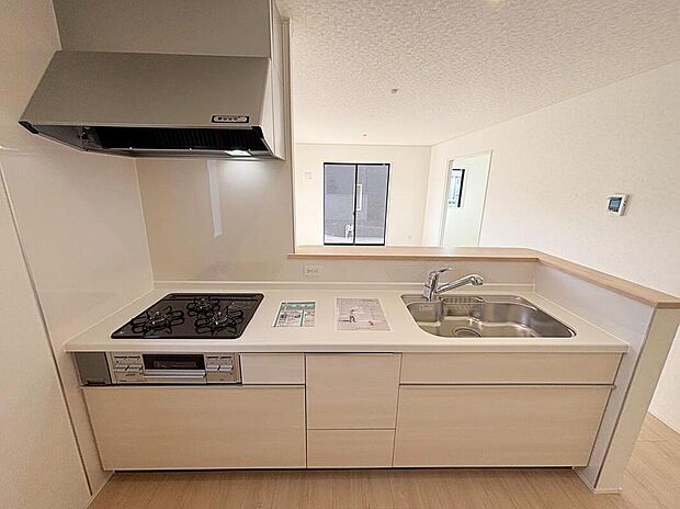 ２号棟
収納力豊富なシステムキッチン。
大型スライド収納付きで、すっきり片付けやすいキッチンです。
床下収納もついています♪