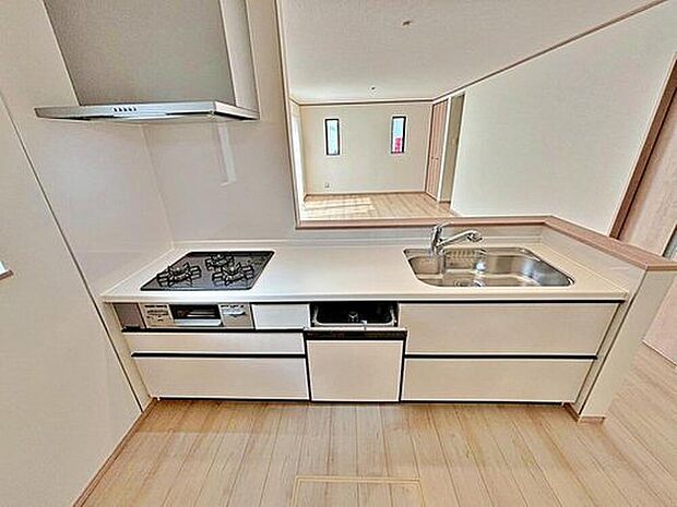 【キッチン】C号棟
食器洗い機は高温で洗浄し、かつ乾燥機能があるので手洗いよりも除菌・消臭効果が高まり衛生的です。
また、パワフルな水流で、しっかり汚れを落としてくれます。