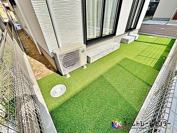 【庭】A号棟
全棟にお庭スペースがございます♪
小さなお子様の遊び場や、ガーデニング・家庭菜園・BBQなど、お好みにおうち時間をお楽しみいただけます♪