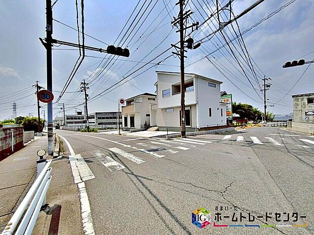 【前面道路含む現地写真】前面は、東側約12m・南側約9mの道路に接道しています。
ゆとりがあり、駐車もスムーズに行うことができます♪