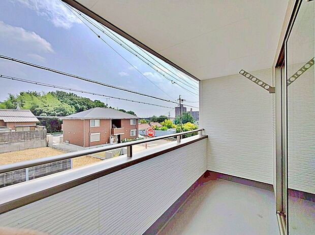 【バルコニー】2号棟
雨の日も洗濯物が濡れる心配のないインナーバルコニー仕様♪
お洗濯だけでなく、ちょっとしたリラックスできる空間にもなりそうです☆