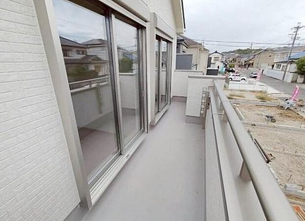 【バルコニー】H号棟
広々としたバルコニー♪
家族分の洗濯物もしっかり干せます。
日当たりも良く、毎日のお洗濯が楽しくなりそう♪