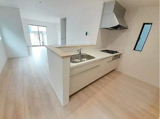 【キッチン】3号棟
収納力豊富なシステムキッチン。
大型スライド収納付きで、すっきり片付けやすいキッチンです。
床下収納もついています♪