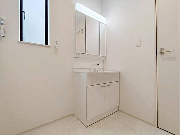 【洗面台・洗面所】B号棟
暮らしを快適にする洗面化粧台。
収納力と機能性に優れた使いやすい設備で、忙しい朝の身支度もスムーズに♪