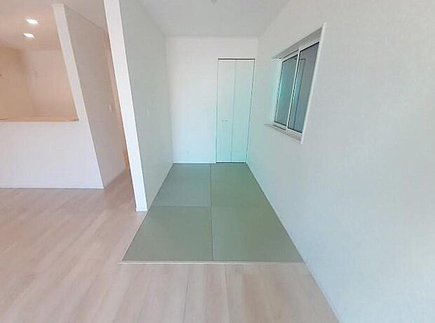 【タタミコーナー】LDKと隣接した約4帖のタタミコーナー♪
洋室は、リビングから目が届く場所なので、お子様の遊び部屋・お昼寝スペースとして使うのもオススメです♪
収納スペースも完備♪