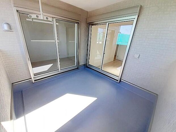 【バルコニー】1号棟
雨の日も洗濯物が濡れる心配のないインナーバルコニー仕様♪
お洗濯だけでなく、ちょっとしたリラックスできる空間にもなりそうです☆