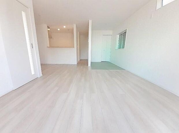 【リビング】1号棟
明るい雰囲気が心地いい18帖の広々リビング♪
採光良好です!
家族団らんの時間も増えそうなくつろぎの場所になりそう♪