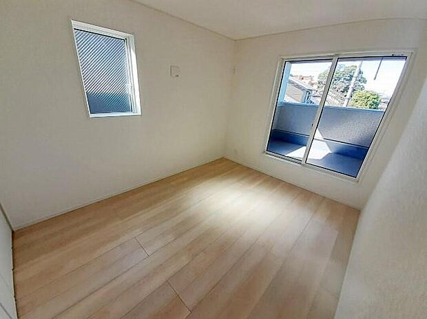 【リビング以外の居室】1号棟
バルコニーに直接アクセスできる居室です!
室内の空気を効率よく入れ替えることができ、夏場や湿気の多い時期には便利です♪