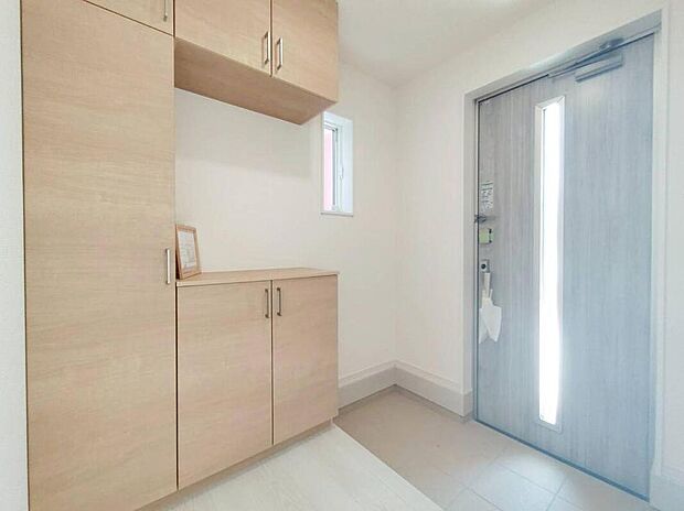 【玄関】4号棟
明るくて清潔感溢れる玄関。
便利な下駄箱収納付きです♪
散らかりがちな玄関もすっきりと片付きます。