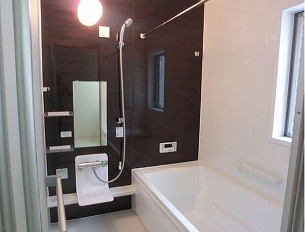 【浴室】窓付きのバスルームは、採光もあり明るく気持ちの良い空間です!