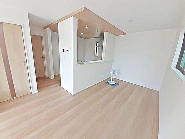 【 リビング】1号棟
陽光ふりそそぐ明るい17帖のリビング。
対面式キッチンは、家事をしながら家族の様子が一目でわかる安心&便利設備♪