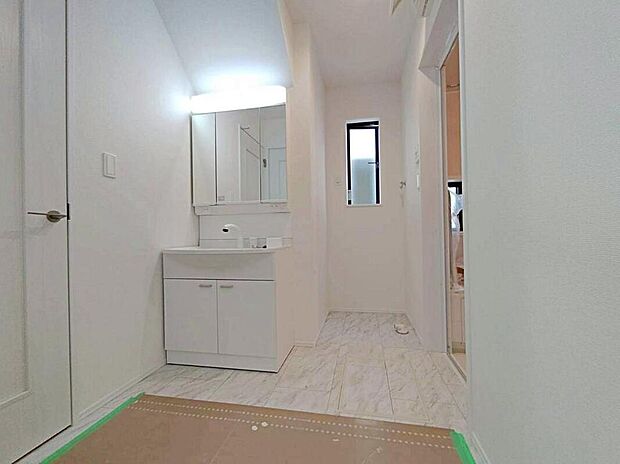 【洗面台・洗面所】B号棟
暮らしを快適にする洗面化粧台。
収納力と機能性に優れた使いやすい設備で、忙しい朝の身支度もスムーズに♪