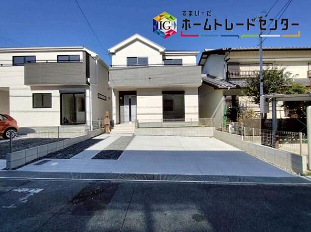 【現地外観写真】広々とした駐車スペース!2~3台駐車可能なんもで、来客時にも困りません!