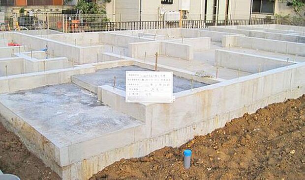 【ベタ基礎】面で支える耐震性のあるベタ基礎。また、基礎幅150mmと基準値の120mmよりも厚くし、より地震に強い住まいを実現できます。