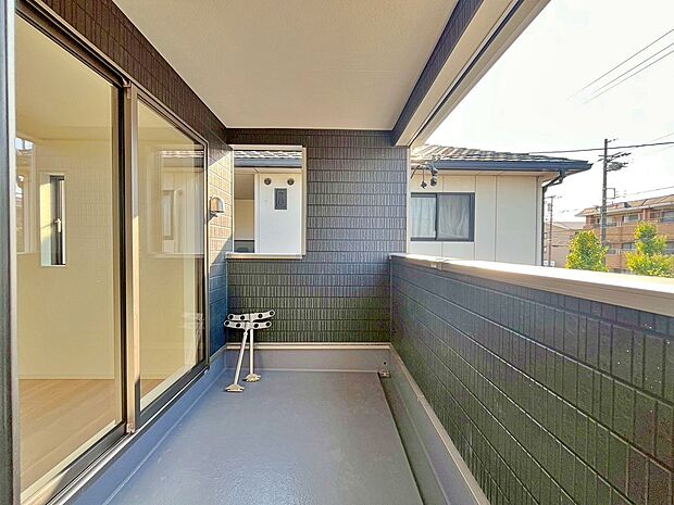 【バルコニー】３号棟
広々としたインナーバルコニー♪
家族分の洗濯物もしっかり干せます。
日当たりも良く、毎日のお洗濯が楽しくなりそう♪
お洗濯だけでなく、ちょっとしたリラックスできる空間にもなりそうです☆