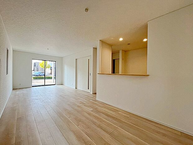 【リビング】３号棟
陽光ふりそそぐ明るい１８．８帖のリビング。
対面式キッチンは、家事をしながら家族の様子が一目でわかる安心＆便利設備♪