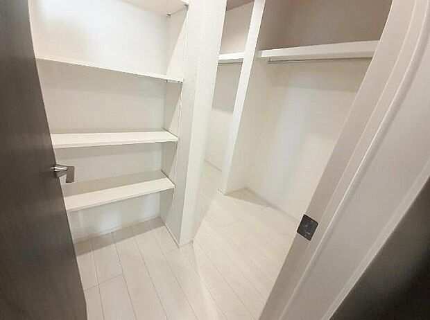 【収納】2号棟
大きな荷物も収納可能なウォークインクローゼットを設けました!
季節ごとの入れ替え不要な嬉しい設備になっています♪