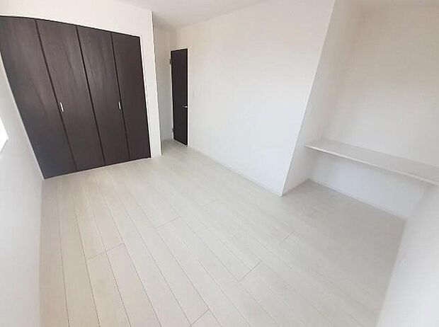 【リビング以外の居室】2号棟
バルコニーに直接アクセスできる居室です!
カウンタースペースもございます♪
室内の空気を効率よく入れ替えることができ、夏場や湿気の多い時期には便利です♪