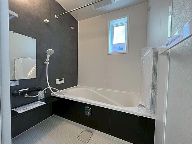 【浴室】2号棟
1坪以上広さを設けた浴室で、ゆったりバスタイム♪
お子様と一緒に入るにも充分な広さです。
一日の疲れを癒せます♪