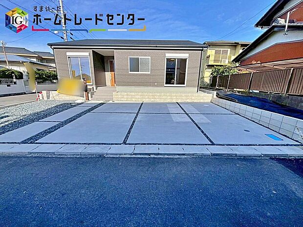 【駐車場】2号棟 駐車スペース
余裕をもって並列に2台駐車ができる広々とした駐車スペース。
玄関そばに駐車スペースがございますので、まとめ買いをした際にも運ぶのが簡単です!