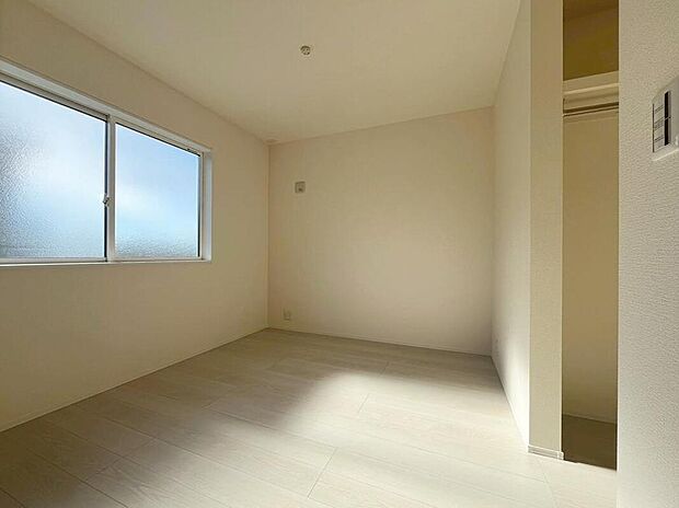 【リビング以外の居室】2号棟
採光良好な為、晴れの日の日中はいつも明るい室内に。
窓を開放すれば気持ちの良い風が入り込んできます。