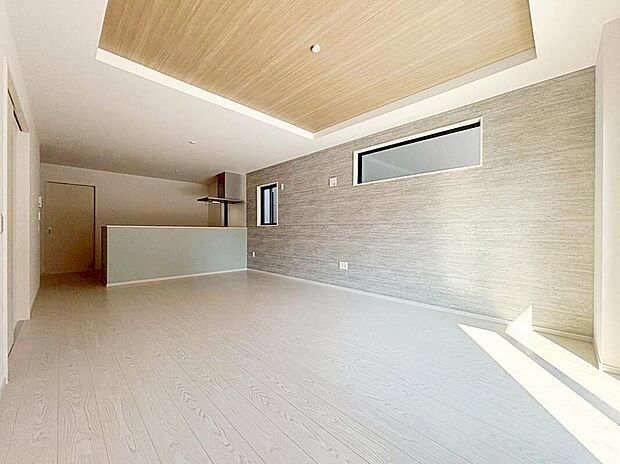 【リビング】３号棟
折上天井仕様の広々とした２２帖の明るいリビング♪　　　　
対面式キッチンは、家事をしながら家族の様子が一目でわかる、安心＆便利設備♪