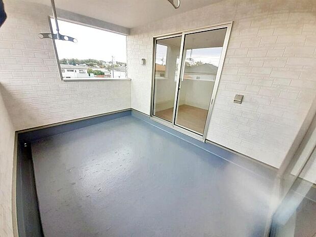 【バルコニー】1号棟
雨の日も洗濯物が濡れる心配のないインナーバルコニー仕様♪
2部屋から出入り出来て大変便利です。
お洗濯だけでなく、ちょっとしたリラックスできる空間にもなりそうです☆