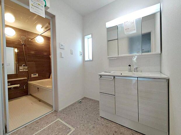 【洗面台・洗面所】暮らしを快適にする洗面化粧台収納力と機能性に優れた使いやすい設備で、忙しい朝の身支度もスムーズに♪
水回りの掃除用具などをしまっておくのに便利♪