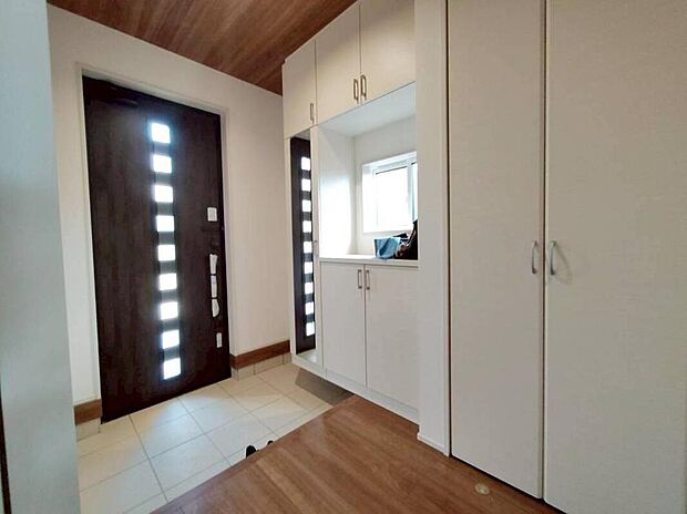 【玄関】明るくて清潔感溢れる玄関。
便利な玄関収納付きです♪
散らかりがちな玄関もスッキリ片付き、急な来客時でも安心です♪