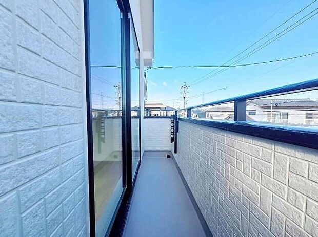 【バルコニー】同社施工例
奥行を広めに取った、南向きで日当たり良好なバルコニー♪
家族分の洗濯物もしっかり干せます。
日当たりも良く、毎日のお洗濯が楽しくなりそう♪