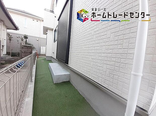 【B号棟お庭】ガーデニングができる程度のちょっとしたお庭スペースございます♪