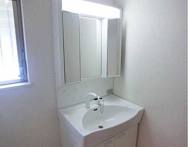 【洗面】鏡の裏に歯ブラシや化粧水、整髪料など小物を隠して収納でき、生活感を出さずに綺麗な空間に保てます。また、左右の鏡を動かすことで横や後ろ向きの姿をチェックできるのも嬉しいポイントですね♪