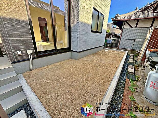 【庭】お庭スペース☆
お庭がございます♪
小さなお子様の遊び場や、ガーデニング・家庭菜園・BBQなど、お好みにおうち時間をお楽しみいただけます♪