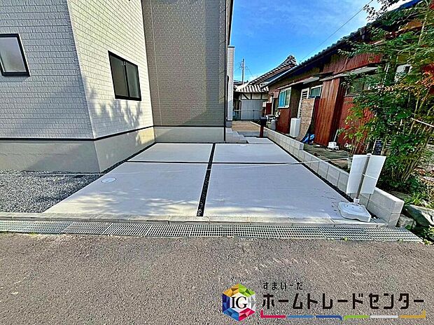 【駐車場】余裕をもって並列に２台駐車ができる広々とした駐車スペース。
玄関そばに駐車スペースがございますので、まとめ買いをした際にも運ぶのが簡単です！