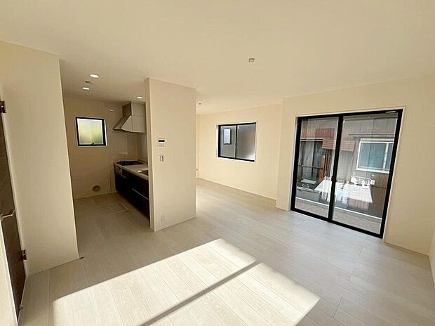 【リビング】15.63帖の明るいリビング♪
家族間のコミュニケーションが取りやすい対面式キッチンです☆
家族団らんの時間も増えそうなくつろぎの場所になりそう♪