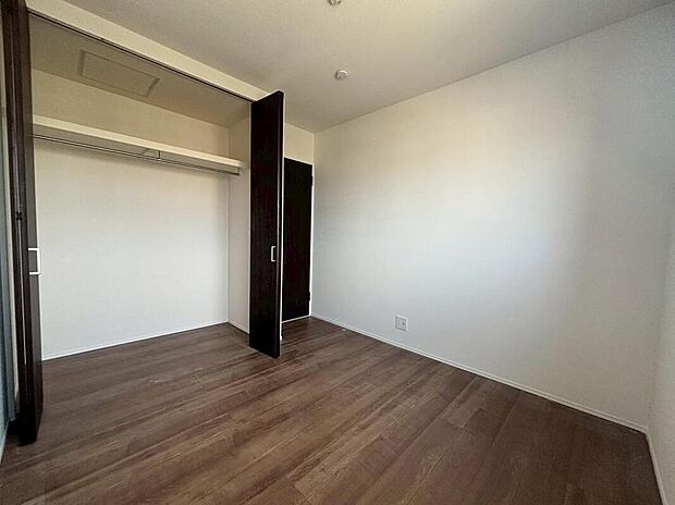 【収納】【１号棟】
各居室に収納スペースを設けました！
お洋服をたくさんお持ちの方でもたっぷり収納できます。
お部屋を最大限広くご活用いただけます♪