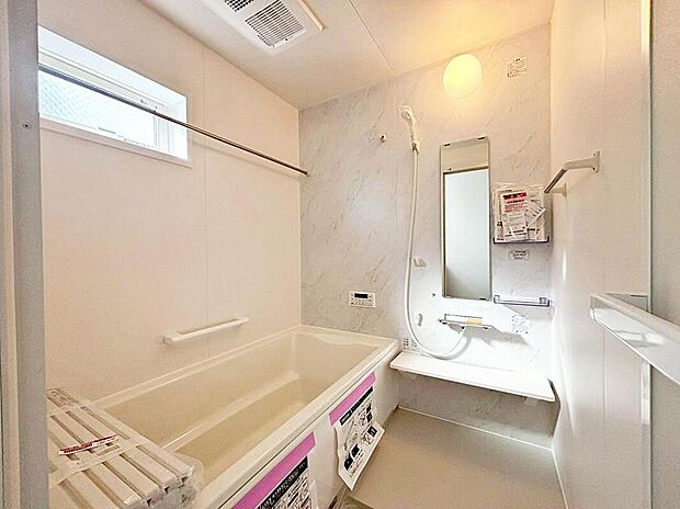 【浴室】【１号棟】
のびのび１坪タイプのバスルーム。
手すりも付いていますので安心してのんびり入浴できます。
お子様とご一緒に入浴もできますね♪
ゆっくり湯船に浸かって、一日の疲れが取れそう♪