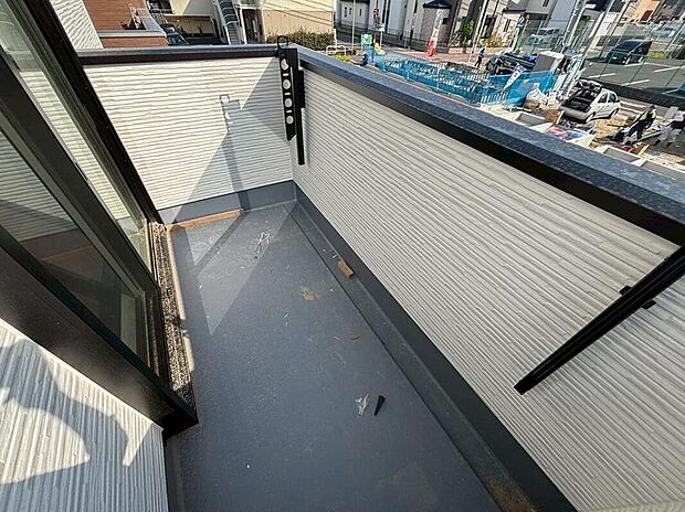 【バルコニー】【１号棟】広々としたバルコニー♪
家族分の洗濯物もしっかり干せます。
南向きで日当たりも良く、毎日のお洗濯が楽しくなりそう♪