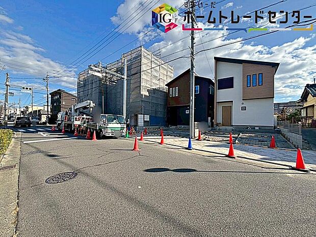 【前面道路含む現地写真】前面は、北側約１２．８４ｍ・南側約５．４６ｍの道路に接道しています。
ゆとりがあり、落ち着いて駐車できます。
しっかり舗装もされているので、ベビーカーや自転車で通っても快適に通行できます。