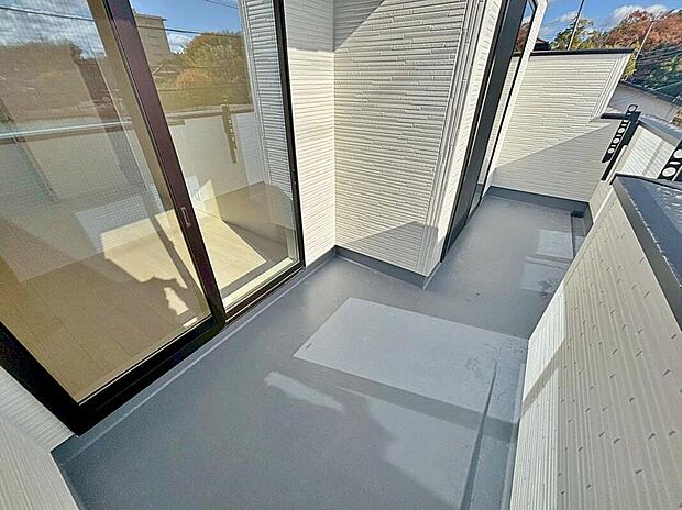 【バルコニー】1号棟
日当たり良好な南向きのワイドバルコニー♪
家族分の洗濯物もしっかり干せます♪
お洗濯だけでなく、ちょっとしたリラックスできる空間になりそうです☆