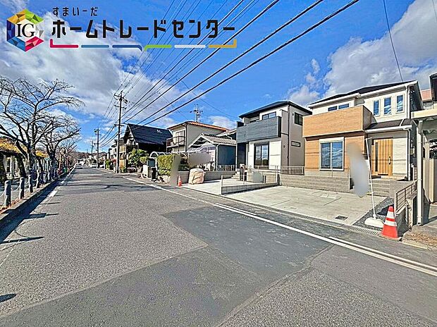 【前面道路含む現地写真】前面道路は閑静な住宅地をはしる車通りの少ない南側約7.29mの道路。
お車の出し入れが苦手なママや小さなお子様にも安心ですね。
しっかり舗装もされているので、ベビーカ等で通っても快適に通行できます。