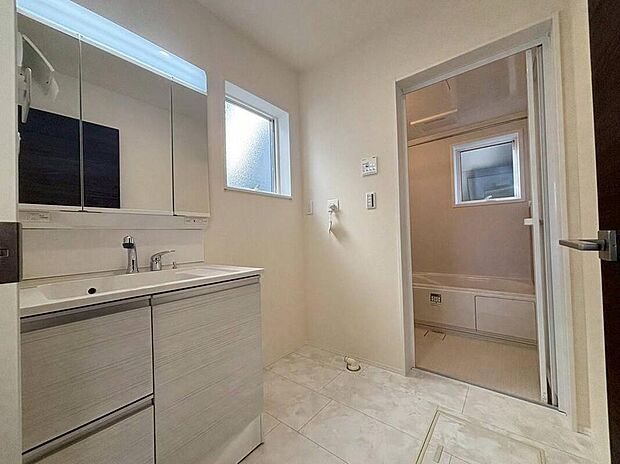 【洗面台・洗面所】2号棟
広々とした洗面スペース♪
暮らしを快適にする三面鏡仕様の洗面化粧台。
収納力と機能性に優れた使いやすい設備で、忙しい朝の身支度もスムーズに♪