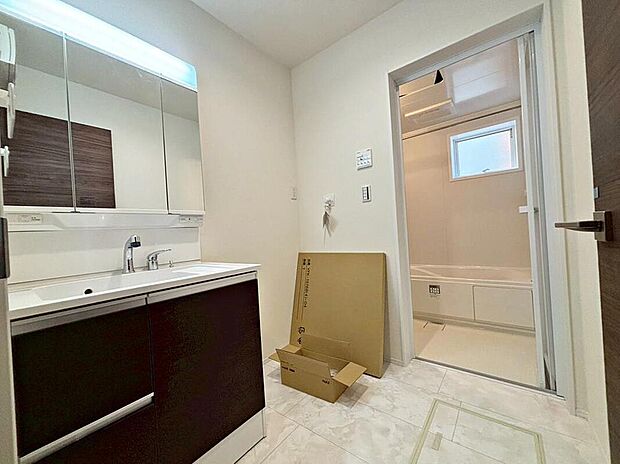 【洗面台・洗面所】暮らしを快適にする三面鏡仕様の洗面化粧台。
収納力と機能性に優れた使いやすい設備で、忙しい朝の身支度もスムーズに♪